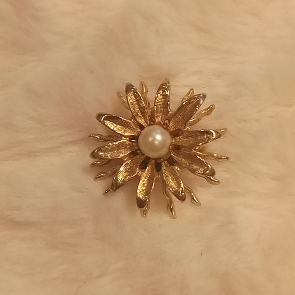 Vintage gold flower pin with pearl